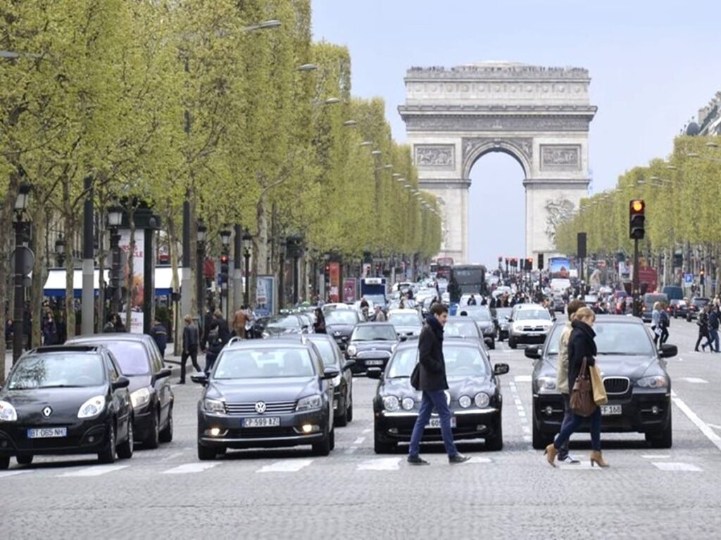 How to Avoid Taxi Scams at Paris Charles de Gaulle Airport and Beyond – Champs-Élysées in Paris with cars and pedestrians crossing the