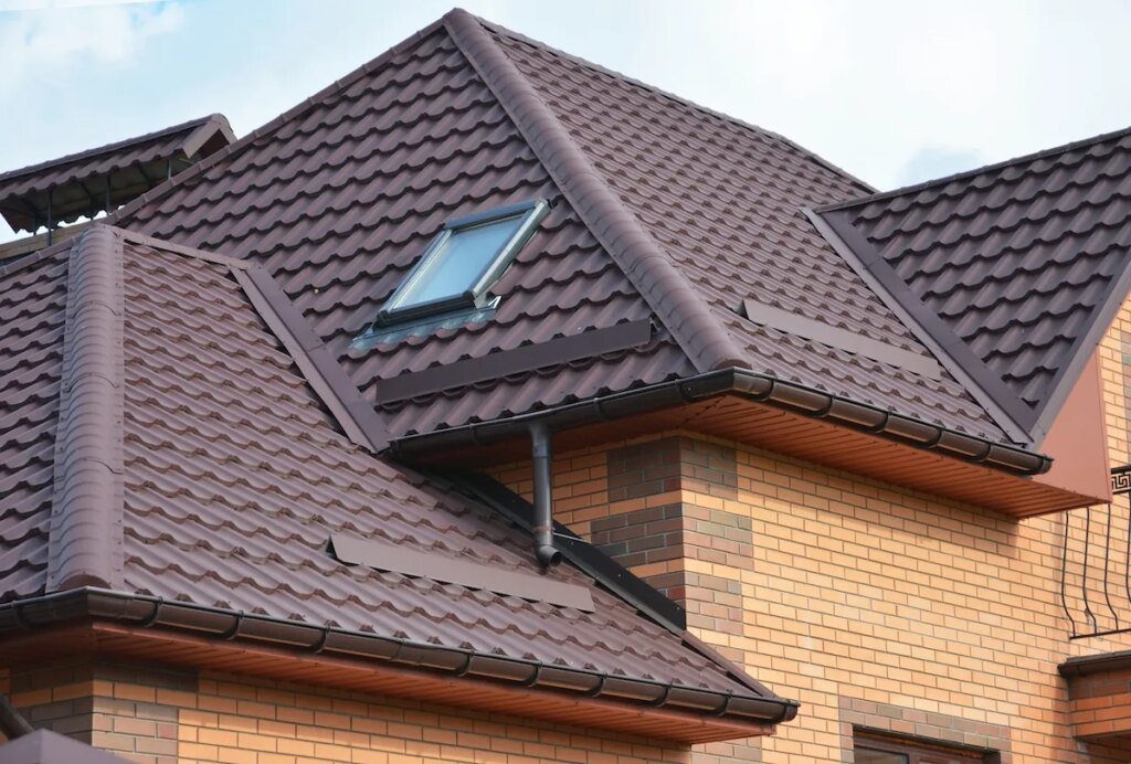 Metal Roofs vs. Asphalt Shingles: What’s the Difference?