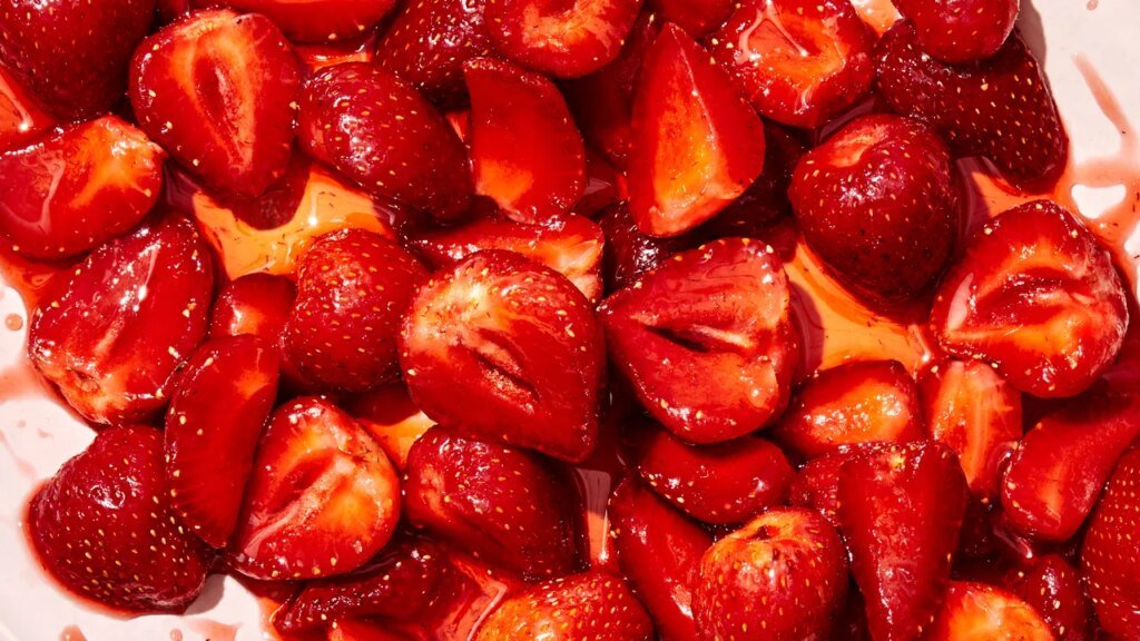 How to Macerate Strawberries With Sugar How to Macerate Strawberries With Sugar